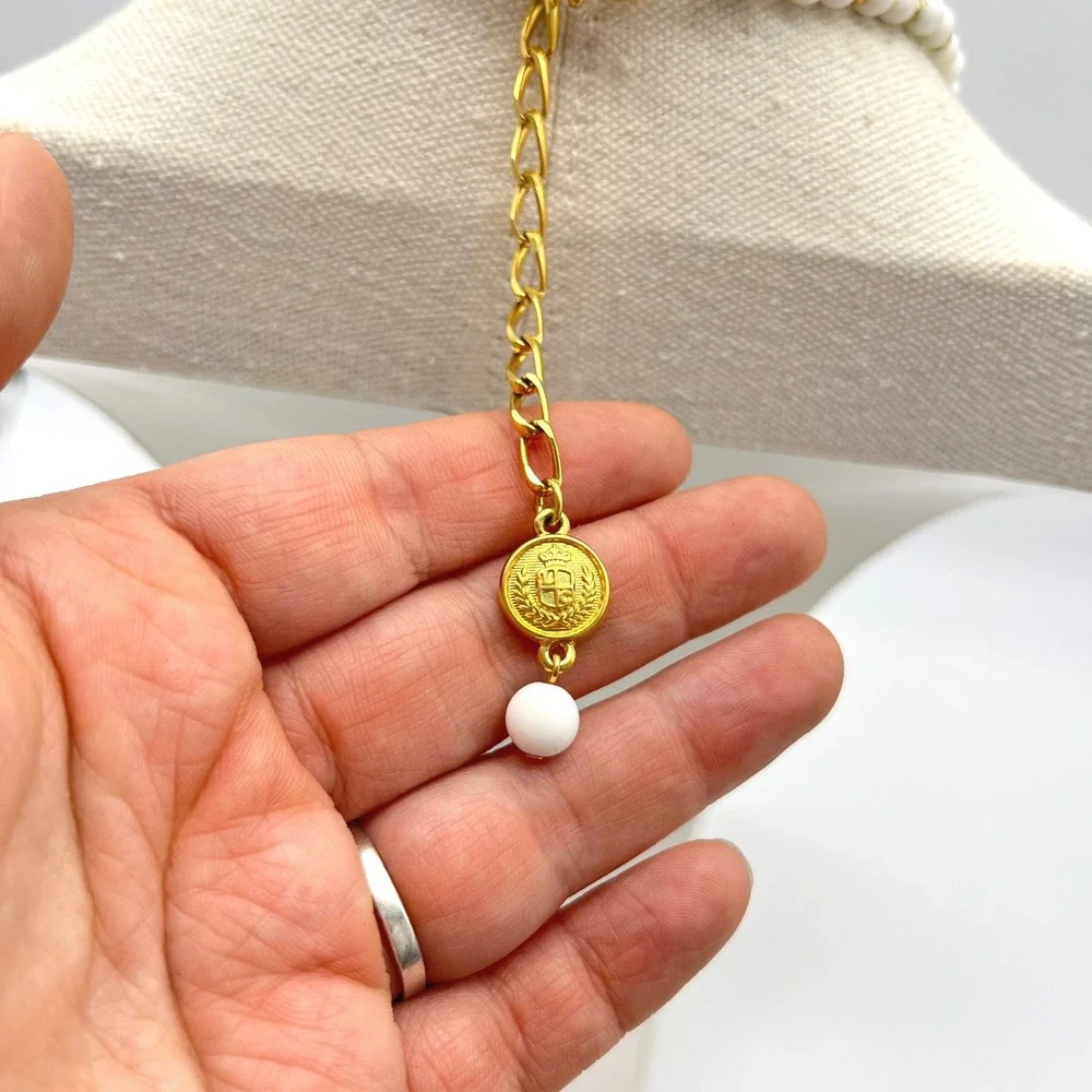 Liz Claiborne Chunky White Bead Necklace Gold‎ Tone Accent Vintage Statement